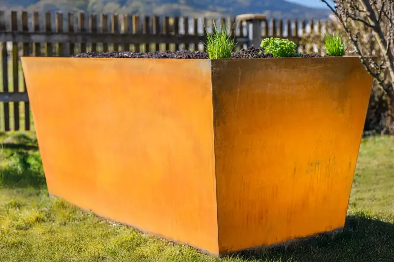 Cortenstahl Hochbeet rechteckig bepflanzt Seitenansicht