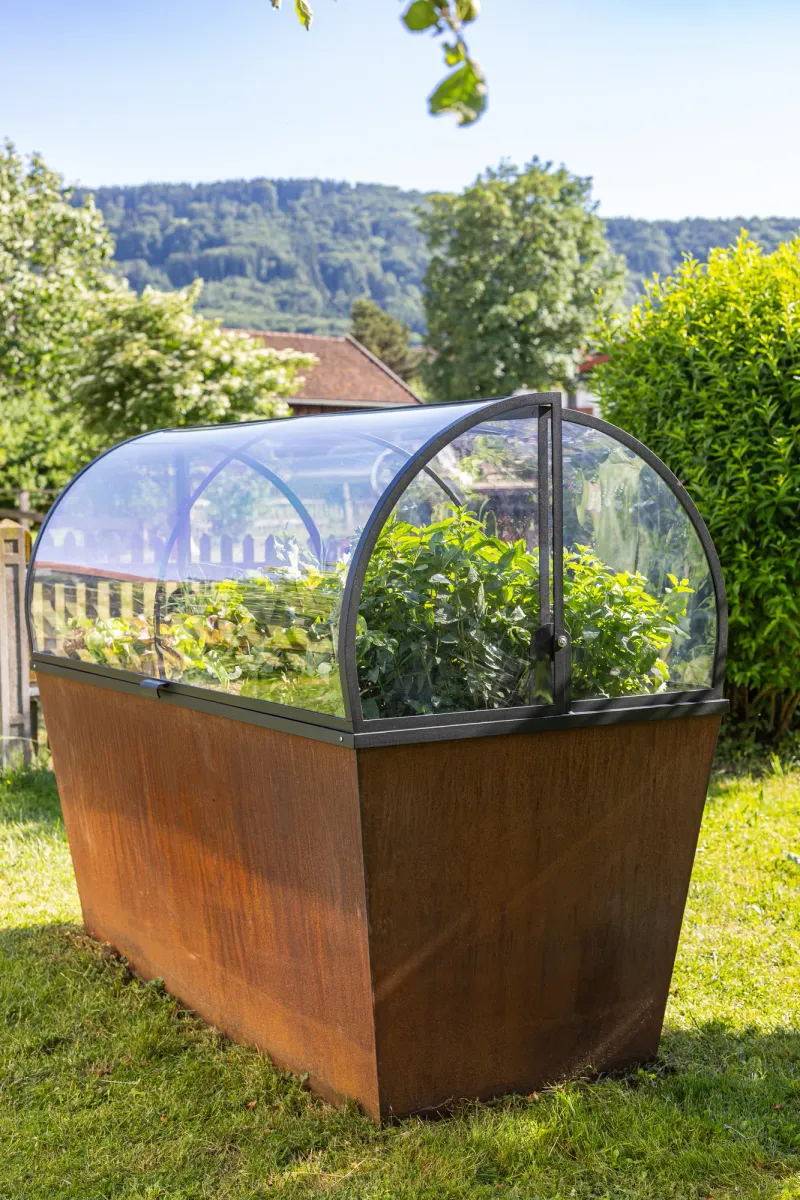 Cortenstahl Hochbeet quadratisch mit Abdeckung im Garten