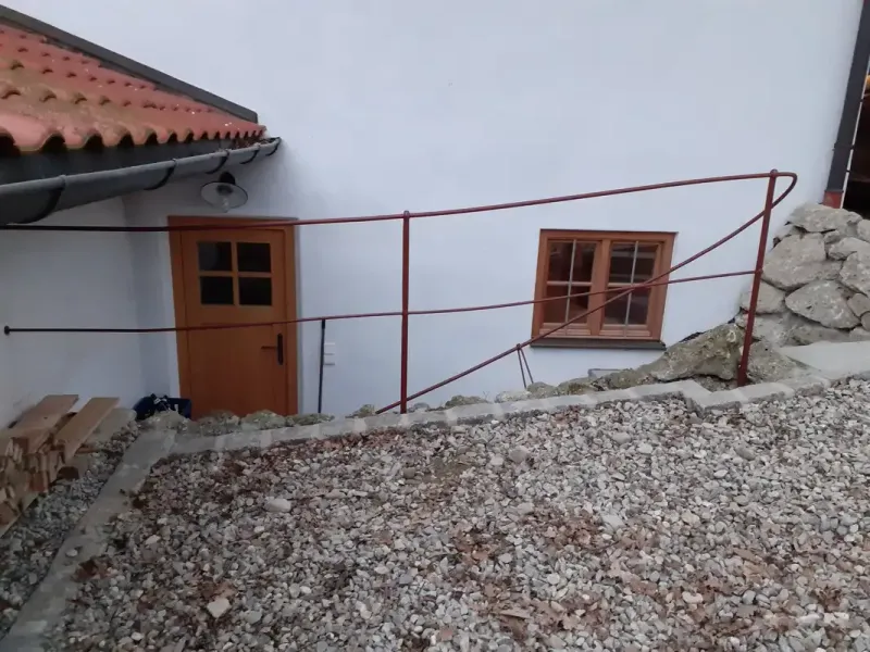 Geländer Metall rot Kellertreppe