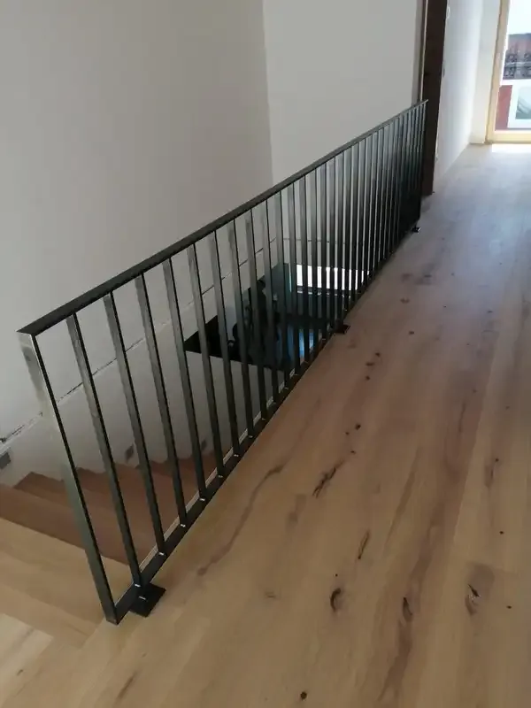 Geländer Metall schwarz innen Treppe