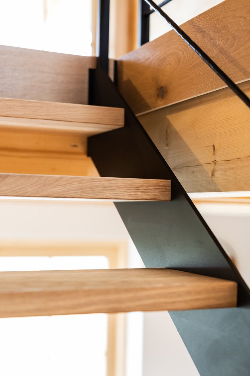 Eichenstufen auf Stahlwange Nahaufnahme