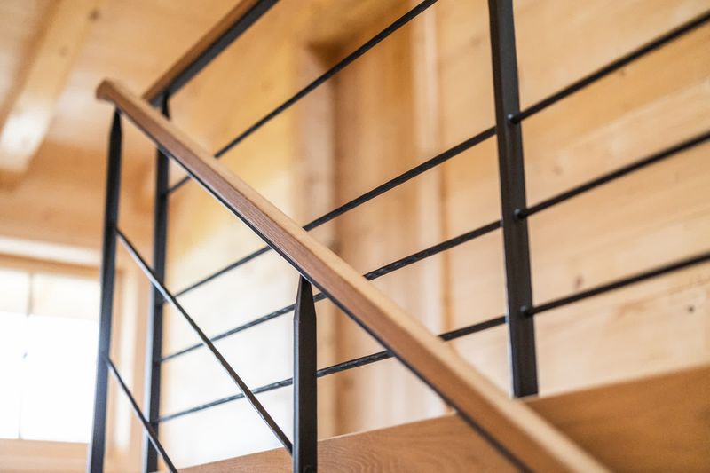 Galeriegeländer Stahl mit Holzhandlauf Detail von unten