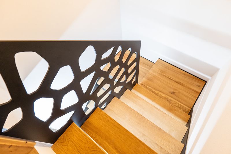 Treppengeländer lasergeschnitten Zellmuster (Voronoi) mit Eichenstufen