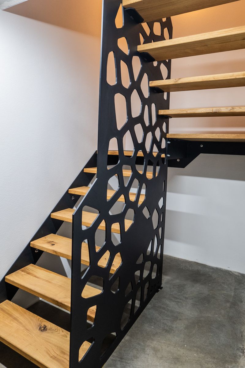 Lasergeschnittenes Treppengeländer Zellmuster (Voronoi) mit Eichenstufen von unten