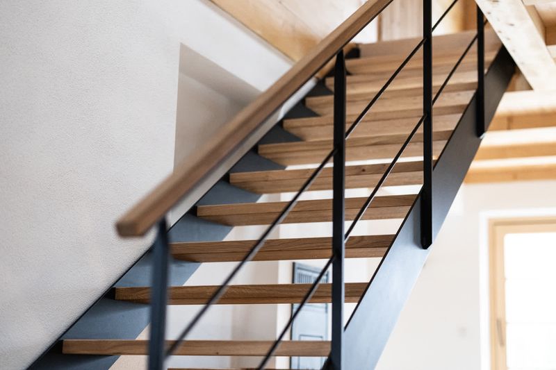 Treppenstufen Eiche mit Stahlgeländer und Holzhandlauf