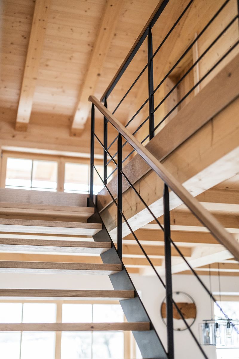 Treppengeländer Stahl mit Holzhandlauf Blick nach oben