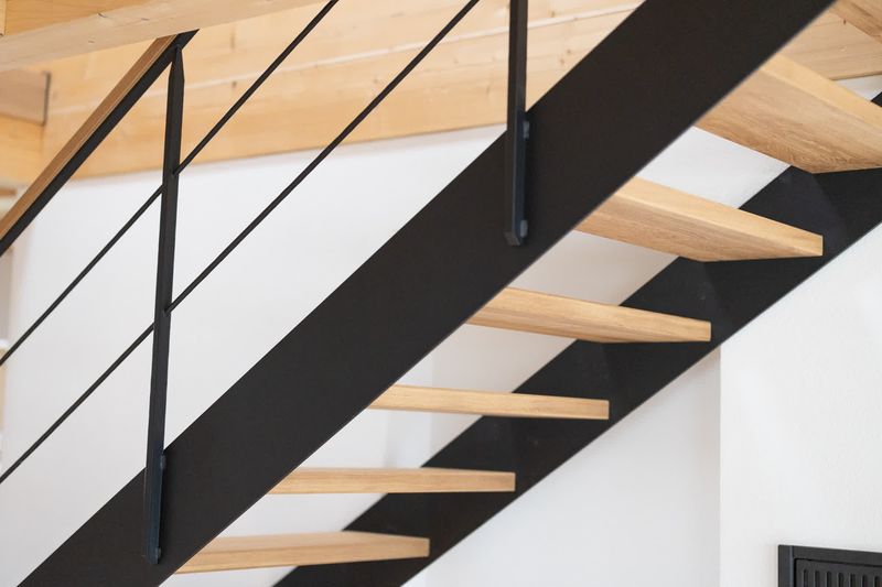 Stahlwange mit Eichenstufen Seitenansicht